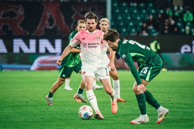 1. Bundesliga: VfL Wolfsburg vs. Bayer 04 Leverkusen, 22.11.2025 Jonas Hofmann (Bayer 04 Leverkusen, 7) am Ball; Fußball, 1. Bundesliga, 11. Spieltag: VfL Wolfsburg vs. Bayer 04 Leverkusen am 22.11.2025 in der Volkswagen Arena, Wolfsburg DFL REGULATIONS PROHIBIT ANY USE OF PHOTOGRAPHS AS IMAGE SEQUENCES AND OR QUASI-VIDEO. Copyright: xBEAUTIFULxSPORTS Tonhäuserx
