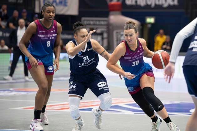 Toyota DBBL - 2025 2026 - Syntainics MBC vs.Eigener Angels Nördlingen Halle Saale, Deutschland 22.November 2025: Im Bild:v.li.Chanel Ndi (Noerdlingen), Rachel Arthur (Halle) und Samantha Ashby (Noerdlingen) Weissenfels Stadthalle Weissenfels Sachsen-Anhalt Deutschland