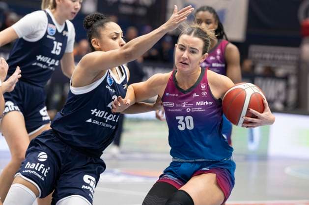 Toyota DBBL - 2025 2026 - Syntainics MBC vs.Eigener Angels Nördlingen Halle Saale, Deutschland 22.November 2025: Im Bild:v. li. im Zweikampf Rachel Arthur (Halle) und Samantha Ashby (Noerdlingen) Weissenfels Stadthalle Weissenfels Sachsen-Anhalt Deutschland