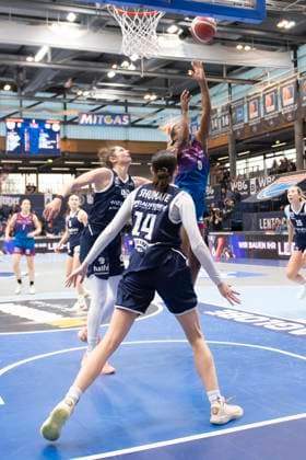 Toyota DBBL - 2025 2026 - Syntainics MBC vs.Eigener Angels Nördlingen Halle Saale, Deutschland 22.November 2025: Im Bild:v.li.Katelyn Shumate (Halle), Romy Bär Baer (Halle) und Chanel Ndi (Noerdlingen) Weissenfels Stadthalle Weissenfels Sachsen-Anhalt Deutschland
