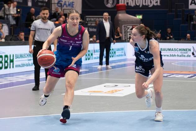 Toyota DBBL - 2025 2026 - Syntainics MBC vs.Eigener Angels Nördlingen Halle Saale, Deutschland 22.November 2025: Im Bild:v.li.Laura Schinkel (Noerdlingen) und Nicole Brochlitz (Halle) Weissenfels Stadthalle Weissenfels Sachsen-Anhalt Deutschland