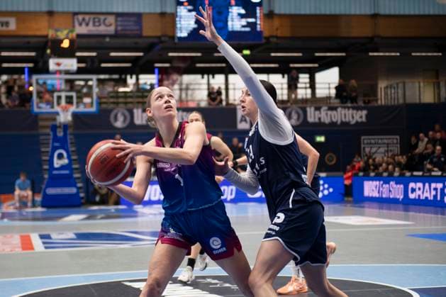Toyota DBBL - 2025 2026 - Syntainics MBC vs.Eigener Angels Nördlingen Halle Saale, Deutschland 22.November 2025: Im Bild:v. li. im Zweikampf Laura Schinkel (Noerdlingen) und Katelyn Shumate (Halle) Weissenfels Stadthalle Weissenfels Sachsen-Anhalt Deutschland