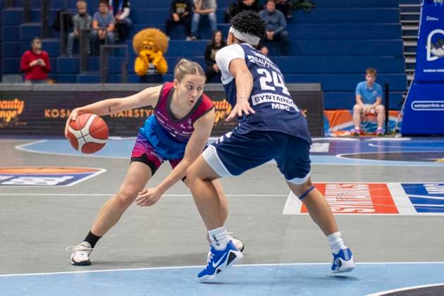 Toyota DBBL - 2025 2026 - Syntainics MBC vs.Eigener Angels Nördlingen Halle Saale, Deutschland 22.November 2025: Im Bild:v.li.Laura Schinkel (Noerdlingen) und Liz Smith (Halle) Weissenfels Stadthalle Weissenfels Sachsen-Anhalt Deutschland