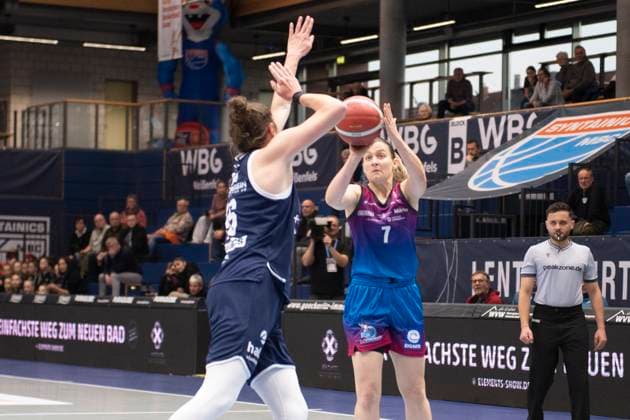 Toyota DBBL - 2025 2026 - Syntainics MBC vs.Eigener Angels Nördlingen Halle Saale, Deutschland 22.November 2025: Im Bild:v.li.Romy Bär Baer (Halle) und Laura Schinkel (Noerdlingen) Weissenfels Stadthalle Weissenfels Sachsen-Anhalt Deutschland
