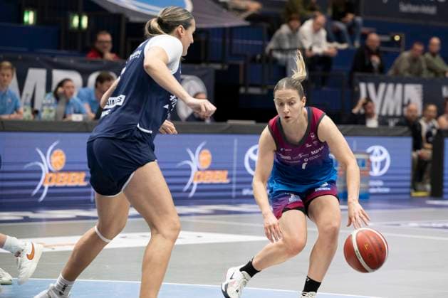 Toyota DBBL - 2025 2026 - Syntainics MBC vs.Eigener Angels Nördlingen Halle Saale, Deutschland 22.November 2025: Im Bild:v.li.Alexia Allesch (Halle) und Laura Schinkel (Noerdlingen) Weissenfels Stadthalle Weissenfels Sachsen-Anhalt Deutschland