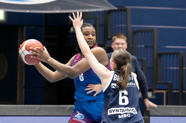 Toyota DBBL - 2025 2026 - Syntainics MBC vs.Eigener Angels Nördlingen Halle Saale, Deutschland 22.November 2025: Im Bild:v.li.Chanel Ndi (Noerdlingen) und Nicole Brochlitz (Halle) Weissenfels Stadthalle Weissenfels Sachsen-Anhalt Deutschland