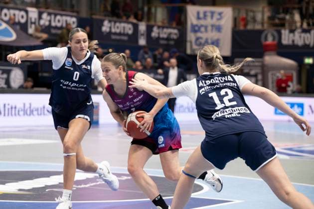 Toyota DBBL - 2025 2026 - Syntainics MBC vs.Eigener Angels Nördlingen Halle Saale, Deutschland 22.November 2025: Im Bild:v. li. im Zweikampf Alexia Allesch (Halle), Laura Schinkel (Noerdlingen) und Anna Alborova (Halle) Weissenfels Stadthalle Weissenfels Sachsen-Anhalt Deutschland
