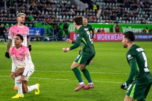 Deutschland, Fussball, 1. Bundesliga, 11.Spieltag 2025 2026: VfL Wolfsburg - Bayer 04 Leverkusen am 22.11. in Wolfsburg (Volkswagen-Arena): Jonas Wind (VfL Wolfsburg 23) zum vermeintlichen 2:3. Aber vom VAR wegen Abseits zurück genommen. Copyright: xSvenxHeidmannx
