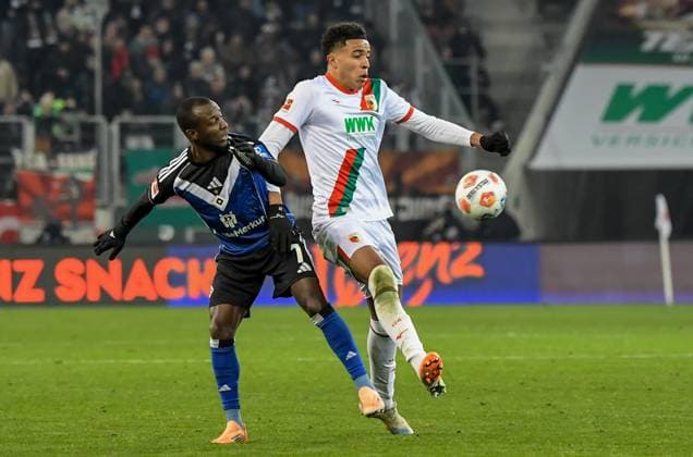 22.11.2025, xemx, Fussball 1.Bundesliga, FC Augsburg - Hamburger SV v.l. Jean-Luc Dompe (Hamburger SV), Noahkai Banks (FC Augsburg) Zweikampf, Aktion, action, battle for the ball (DFL DFB REGULATIONS PROHIBIT ANY USE OF PHOTOGRAPHS as IMAGE SEQUENCES and or QUASI-VIDEO) Augsburg