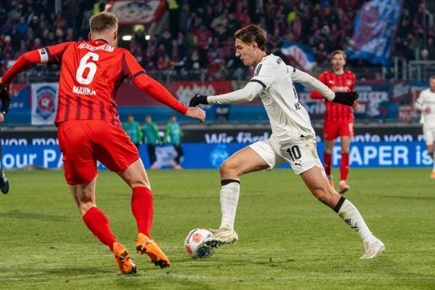 Florian Neuhaus (Borussia Mönchengladbach, 10) kommt vor Patrick Mainka (FC Heidenheim, 06) zum Schuss und trifft den Pfosten, GER, 1. FC Heidenheim 1846 vs. Borussia Mönchengladbach, Fussball, 1. Bundesliga, 11. Spieltag, Spielzeit 2025 2026, 22.11.2025, DFL REGULATIONS PROHIBIT ANY USE OF PHOTOGRAPHS AS IMAGE SEQUENCES AND OR QUASI-VIDEO, GER, 1. FC Heidenheim 1846 vs. Borussia Mönchengladbach, Fussball, 1. Bundesliga, 11. Spieltag, Spielzeit 2025 2026, 22.11.2025, Heidenheim Copyright: xEibner-Pressefoto EdwardxCheungx EP_ECG