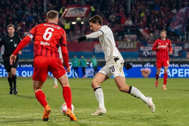 Florian Neuhaus (Borussia Mönchengladbach, 10) kommt vor Patrick Mainka (FC Heidenheim, 06) zum Schuss und trifft den Pfosten, GER, 1. FC Heidenheim 1846 vs. Borussia Mönchengladbach, Fussball, 1. Bundesliga, 11. Spieltag, Spielzeit 2025 2026, 22.11.2025, DFL REGULATIONS PROHIBIT ANY USE OF PHOTOGRAPHS AS IMAGE SEQUENCES AND OR QUASI-VIDEO, GER, 1. FC Heidenheim 1846 vs. Borussia Mönchengladbach, Fussball, 1. Bundesliga, 11. Spieltag, Spielzeit 2025 2026, 22.11.2025, Heidenheim Copyright: xEibner-Pressefoto EdwardxCheungx EP_ECG