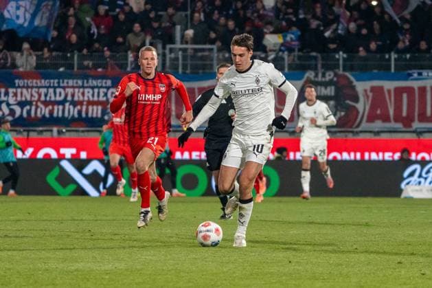 Florian Neuhaus (Borussia Mönchengladbach, 10) sprintet alleine aufs Tor zu, Adrian Beck (FC Heidenheim, 21) kann ihn nicht aufhalten,. GER, 1. FC Heidenheim 1846 vs. Borussia Mönchengladbach, Fussball, 1. Bundesliga, 11. Spieltag, Spielzeit 2025 2026, 22.11.2025, DFL REGULATIONS PROHIBIT ANY USE OF PHOTOGRAPHS AS IMAGE SEQUENCES AND OR QUASI-VIDEO, GER, 1. FC Heidenheim 1846 vs. Borussia Mönchengladbach, Fussball, 1. Bundesliga, 11. Spieltag, Spielzeit 2025 2026, 22.11.2025, Heidenheim Copyright: xEibner-Pressefoto EdwardxCheungx EP_ECG