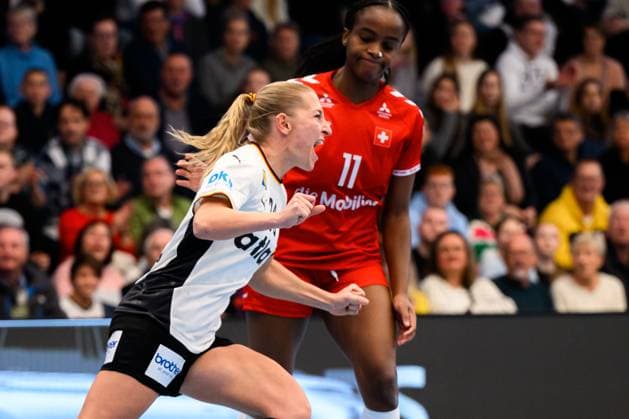 Handball, Frauen Laenderspiel - Deutschland - Schweiz Jenny Behrend (Deutschland) Jubel Freude Emotion, Clairebel Coker (Schweiz) Goeppeingen EWS Arena Deutschland