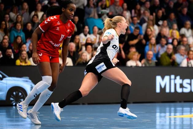 Handball, Frauen Laenderspiel - Deutschland - Schweiz v.li. Clairebel Coker (Schweiz), Jenny Behrend (Deutschland) Jubel Freude Emotion Goeppeingen EWS Arena Deutschland