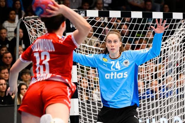 Handball, Frauen Laenderspiel - Deutschland - Schweiz v.li. Era Baumann (Schweiz), Torhueterin Sarah Wachter (Deutschland) Goeppeingen EWS Arena Deutschland