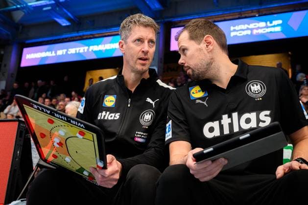 Handball, Frauen Laenderspiel - Deutschland - Schweiz Trainer Markus Gaugisch (Deutschland), Co-Trainer Frederick Griesbach (Deutschland) mit der Taktiktafel Goeppeingen EWS Arena Deutschland