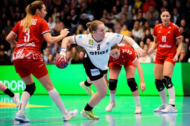 Handball, Frauen Laenderspiel - Deutschland - Schweiz v.li. Kerstin Kündig Kuendig (Schweiz), Lisa Antl (Deutschland) Goeppeingen EWS Arena Deutschland
