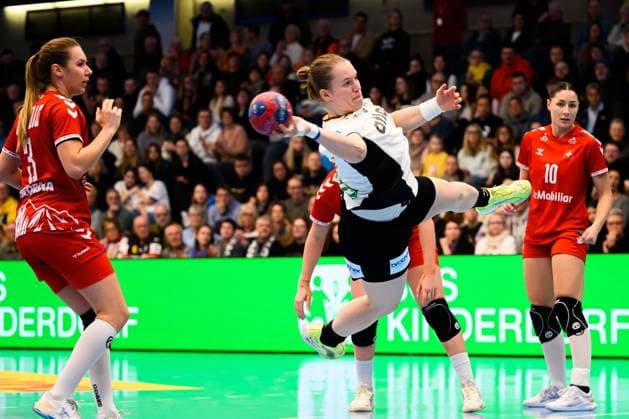 Handball, Frauen Laenderspiel - Deutschland - Schweiz Lisa Antl (Deutschland) Goeppeingen EWS Arena Deutschland