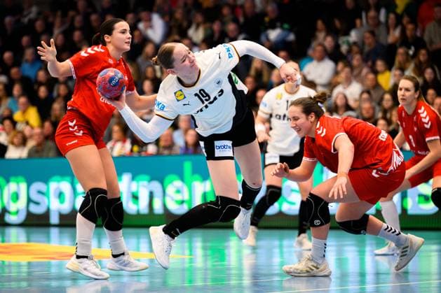 Handball, Frauen Laenderspiel - Deutschland - Schweiz Nieke Kühne Kuehne (Deutschland) Goeppeingen EWS Arena Deutschland