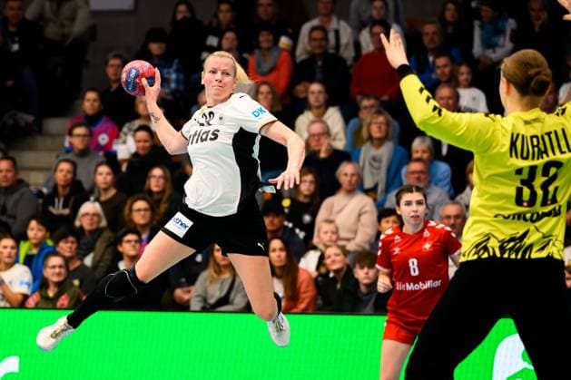 Handball, Frauen Laenderspiel - Deutschland - Schweiz v.li. Antje Döll Doell (Deutschland), Seraina Kuratli (Schweiz) Goeppeingen EWS Arena Deutschland