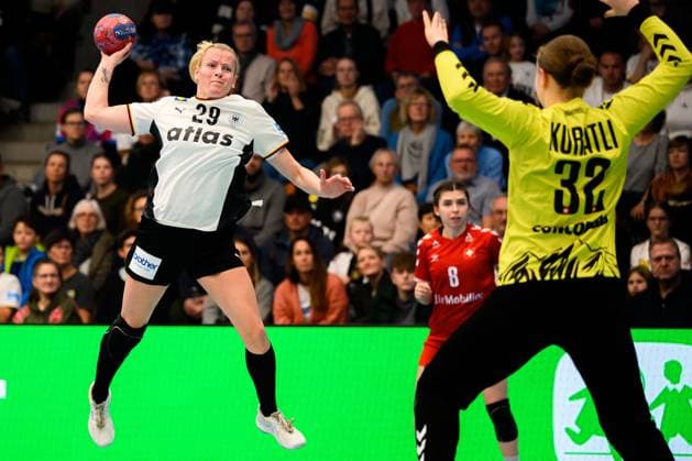 Handball, Frauen Laenderspiel - Deutschland - Schweiz v.li. Antje Döll Doell (Deutschland), Seraina Kuratli (Schweiz) Goeppeingen EWS Arena Deutschland