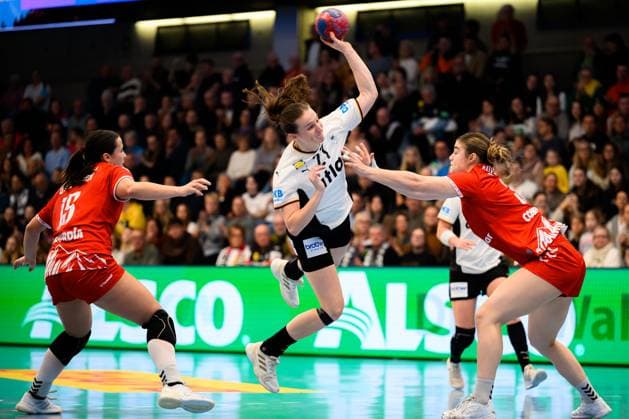 Handball, Frauen Laenderspiel - Deutschland - Schweiz v.li. Norma Goldmann (Schweiz), Julia Maidhof (Deutschland), Nora Snedkerud (Schweiz) Goeppeingen EWS Arena Deutschland