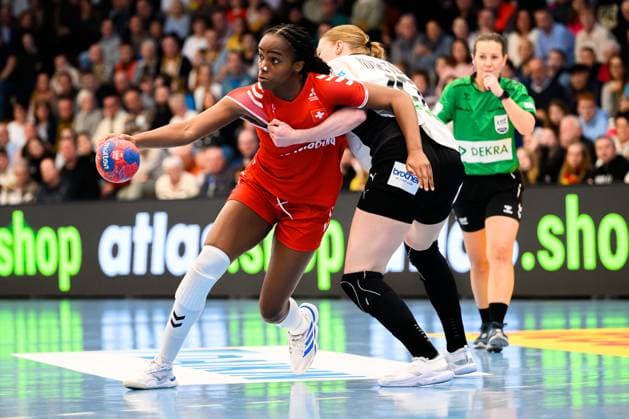 Handball, Frauen Laenderspiel - Deutschland - Schweiz Clairebel Coker (Schweiz), Jolina Huhnstock (Deutschland) Goeppeingen EWS Arena Deutschland