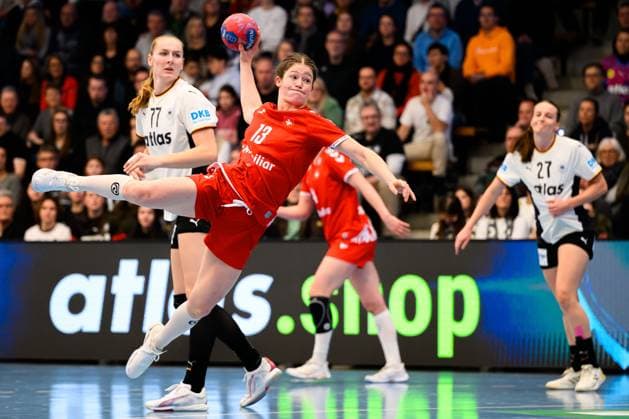 Handball, Frauen Laenderspiel - Deutschland - Schweiz v.li. Viola Leuchter (Deutschland), Era Baumann (Schweiz) Goeppeingen EWS Arena Deutschland