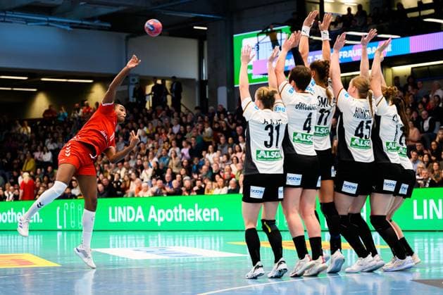 Handball, Frauen Laenderspiel - Deutschland - Schweiz v.li. Clairebel Coker (Schweiz), Alexia Hauf (Deutschland), Alina Grijseels (Deutschland), Xenia Smits (Deutschland), Jolina Huhnstock (Deutschland) Goeppeingen EWS Arena Deutschland