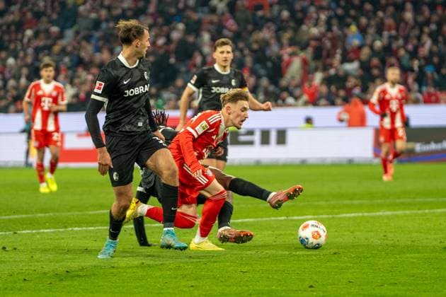 Lennart Karl (42 Bayern) in Aktion beim Bundesligaspiel FC Bayern München - SC Freiburg am 22.11.2025.