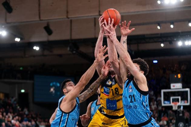 Benedikt Turudic (Veolia Towers Hamburg, 44), Jonas Wohlfarth-Bottermann (MHP RIESEN Ludwigsburg, 18) und Devon Daniels (Veolia Towers Hamburg, 21) kaempfen um den Ball, GER, Veolia Towers Hamburg vs MHP Riesen Ludwigsburg, Basketball, Bundesliga, Spieltag 8, Saison 2025 2026, 22.11.2025 GER, Veolia Towers Hamburg vs MHP Riesen Ludwigsburg, Basketball, Bundesliga, Spieltag 8, Saison 2025 2026, 22.11.2025 Hamburg *** Benedikt Turudic Veolia Towers Hamburg, 44 , Jonas Wohlfarth Bottermann MHP RIESEN Ludwigsburg, 18 and Devon Daniels Veolia Towers Hamburg, 21 fight for the ball, GER, Veolia Towers Hamburg vs MHP Riesen Ludwigsburg, Basketball, Bundesliga, Matchday 8, Season 2025 2026, 22 11 2025 GER, Veolia Towers Hamburg vs MHP Riesen Ludwigsburg, Basketball, Bundesliga, Matchday 8, Season 2025 2026, 22 11 2025 Hamburg Copyright: xEibner-Pressefoto MaxxVincenx EP_MVN