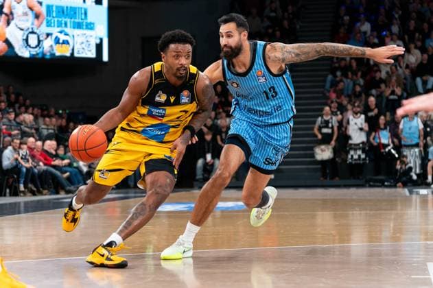 Elijah Hughes (MHP RIESEN Ludwigsburg, 07) im Dribbling gegen Martin Breunig (Veolia Towers Hamburg, 13), GER, Veolia Towers Hamburg vs MHP Riesen Ludwigsburg, Basketball, Bundesliga, Spieltag 8, Saison 2025 2026, 22.11.2025 GER, Veolia Towers Hamburg vs MHP Riesen Ludwigsburg, Basketball, Bundesliga, Spieltag 8, Saison 2025 2026, 22.11.2025 Hamburg Copyright: xEibner-Pressefoto MaxxVincenx EP_MVN