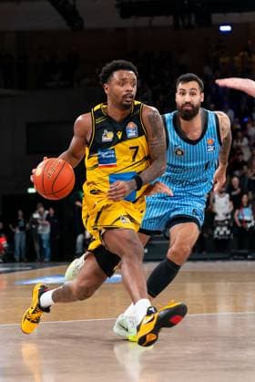 Elijah Hughes (MHP RIESEN Ludwigsburg, 07) im Dribbling gegen Martin Breunig (Veolia Towers Hamburg, 13), GER, Veolia Towers Hamburg vs MHP Riesen Ludwigsburg, Basketball, Bundesliga, Spieltag 8, Saison 2025 2026, 22.11.2025 GER, Veolia Towers Hamburg vs MHP Riesen Ludwigsburg, Basketball, Bundesliga, Spieltag 8, Saison 2025 2026, 22.11.2025 Hamburg Copyright: xEibner-Pressefoto MaxxVincenx EP_MVN