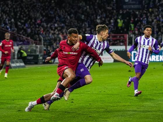 Jannik Mueller (VfL Osnabrueck, 24) im Zweikampf gegen Marcel Costly (FC Ingolstadt, 22) VfL Osnabrueck vs. FC Ingolstadt, Fußball, 3. Liga, 15. Spieltag, Saison 2025 2026, 22.11.2025 DFB REGULATIONS PROHIBIT ANY USE OF PHOTOGRAPHS AS IMAGE SEQUENCES AND OR QUASI-VIDEO, VfL Osnabrueck vs. FC Ingolstadt, Fußball, 3. Liga, 15. Spieltag, Saison 2025 2026, 22.11.2025 Osnabrueck Copyright: xEibner-Pressefoto DamianxKruczynx EP_DKI