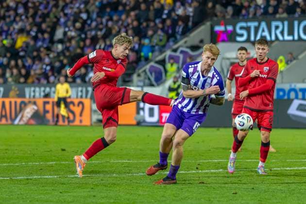 Osnabrück, Deutschland 22. November 2025: 3. Liga - 2025 2026 - VfL Osnabrück vs. FC Ingolstadt 04 Im Bild: v. li. im Zweikampf Max Plath (FCI) und Bjarke Jacobsen (VfL) DFB regulations prohibit any use of photographs as image sequences and or quasi-video Bremer Brücke Niedersachsen Copyright: xFotostandx xSchäferx