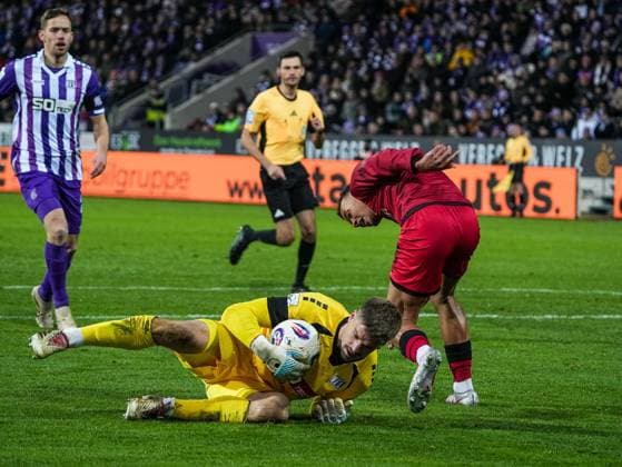 Lukas Jonsson (VfL Osnabrueck, 21) konnte den Ball noch vor Marcel Costly (FC Ingolstadt, 22) bekommen VfL Osnabrueck vs. FC Ingolstadt, Fußball, 3. Liga, 15. Spieltag, Saison 2025 2026, 22.11.2025 DFB REGULATIONS PROHIBIT ANY USE OF PHOTOGRAPHS AS IMAGE SEQUENCES AND OR QUASI-VIDEO, VfL Osnabrueck vs. FC Ingolstadt, Fußball, 3. Liga, 15. Spieltag, Saison 2025 2026, 22.11.2025 Osnabrueck Copyright: xEibner-Pressefoto DamianxKruczynx EP_DKI
