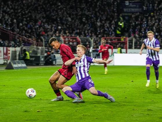 Niklas Wiemann (VfL Osnabrueck, 25) zieht Marcel Costly (FC Ingolstadt, 22) runter VfL Osnabrueck vs. FC Ingolstadt, Fußball, 3. Liga, 15. Spieltag, Saison 2025 2026, 22.11.2025 DFB REGULATIONS PROHIBIT ANY USE OF PHOTOGRAPHS AS IMAGE SEQUENCES AND OR QUASI-VIDEO, VfL Osnabrueck vs. FC Ingolstadt, Fußball, 3. Liga, 15. Spieltag, Saison 2025 2026, 22.11.2025 Osnabrueck Copyright: xEibner-Pressefoto DamianxKruczynx EP_DKI