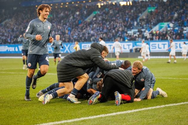 1:0 Torschütze ist nicht mehr zu sehen, weil er von seinen Mitspielern v.l. Benno Dietze (Rostock) m Jonas Dirkner (Rostock) , Andreas Voglsammer (Rostock) gefeiert wird; GER, FC Hansa Rostock vs. 1. FC Schweinfurth 05, Fußball, Männer, 3. Liga, 15.Spieltag, Spielzeit 2025 2026, 22.11.2025 Rostock Ostseestadion Mecklenburg - Vorpommern Deutschland