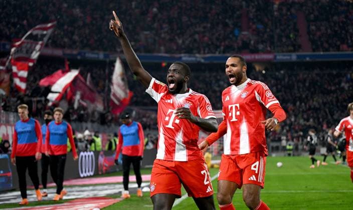 Fussball 1. Bundesliga Saison 2025 2026 11. Spieltag FC Bayern Muenchen - SC Freiburg 22.11.2025 Jubel FC Bayern Muenchen nach dem Tor zum 3 - 2, v. li., Torschuetze Dayot Upamecano mit Jonathan Tah