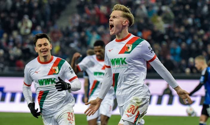 22.11.2025, xemx, Fussball 1.Bundesliga, FC Augsburg - Hamburger SV v.l. Anton Kade (FC Augsburg) Jubel, Torjubel, celebrate the goal, jubelt ueber das Tor zum 1:0 (DFL DFB REGULATIONS PROHIBIT ANY USE OF PHOTOGRAPHS as IMAGE SEQUENCES and or QUASI-VIDEO) Augsburg