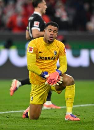 TOR zum 5:2 Nicolas Jackson FC Bayern Muenchen FCB (11) (nicht im Bild) Torwart Noah Atubolu SC Freiburg SCF (01) enttaeuscht FC Bayern Muenchen SC Freiburg SCF 22.11.2025 DFL REGULATIONS PROHIBIT ANY USE OF PHOTOGRAPHS AS IMAGE SEQUENCES AND OR QUASI-VIDEO FC Bayern Muenchen SC Freiburg SCF