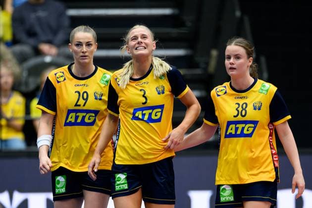251122 Nina Koppang of Sweden in pain during the International Friendly, Länderspiel, Nationalmannschaft handball match between Sweden and Denmark on November 22, 2025 in Halmstad. Photo: Carl Sandin BILDBYRAN kod CS CS0808 handball handboll handball landslaget sverige sweden danmark national team, Nationalteam denmark dam bbeng depp skada Kristin Thorleifsdottir Elin Hansson Copyright: CARLxSANDIN BB251122CS039