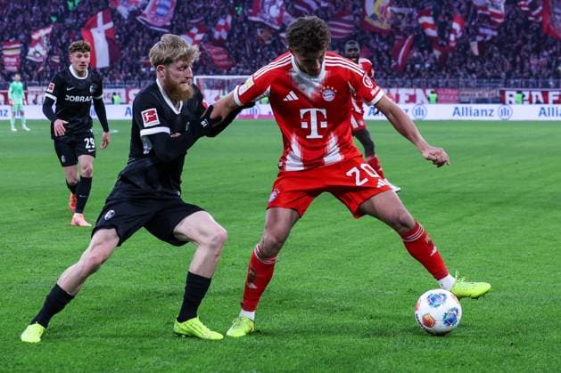 Jan-Niklas Beste 19 (SC Freiburg), links, und Tom Bischof 20 (FC Bayern Muenchen) im Zweikampf, Aktion, FC Bayern Muenchen vs. SC Freiburg, Fussball, Bundesliga, DFL, Saison 2025 2026, Hinrunde, 22.11.2025 DFB regulations prohibit any use of photographs as image sequences and or quasi-video Muenchen Bayern Deutschland