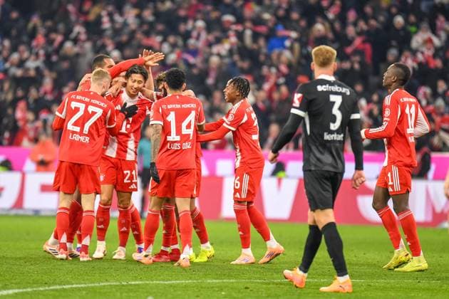 Konrad Laimer (27 Bayern) , Michael Olise (17 Bayern) , fcb21 , Luis Diaz (14 Bayern) jubeln über das Tor zum 6-2 beim Bundesligaspiel FC Bayern München - SC Freiburg am 22.11.2025.