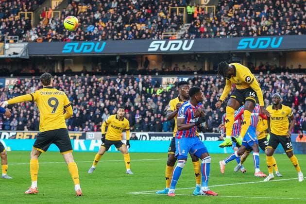 Wolverhampton Wanderers v Crystal Palace - Premier League Tolu Arokodare of Wolverhampton Wanderers heads the ball away during the Premier League match between Wolverhampton Wanderers and Crystal Palace at Molineux in Wolverhampton, England, on November 22, 2025. Wolverhampton West Midlands United Kingdom  Copyright: xMIxNewsx originalFilename:fletcher-wolverha251122_npmoJ.jpg