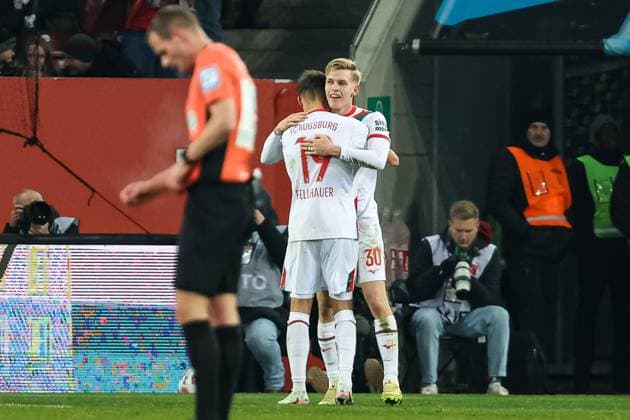 Tor fuer Augsburg 1:0 durch Anton Kade (FC Augsburg 30). Jubel im Team GER, FC Augsburg vs. Hamburger SV, 1.Bundesliga Fussball, 11. Spieltag, Saison 2025 2026, 22.11.2025 DFB DFL REGULATIONS PROHIBIT ANY USE OF PHOTOGRAPHS AS IMAGE SEQUENCES AND OR QUASI-VIDEO GER, FC Augsburg vs. Hamburger SV, 1.Bundesliga Fussball, 11. Spieltag, Saison 2025 2026, 22.11.2025 Augsburg Copyright: xEibner-Pressefoto RogerxBuerkex EP_RBE