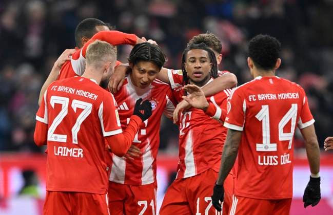 TOR zum 6:2 Michael Olise FC Bayern Muenchen FCB (17) Torjubel Konrad Laimer FC Bayern Muenchen FCB (27) Hiroki Ito FC Bayern Muenchen FCB (21) Tom Bischof FC Bayern Muenchen FCB (20) Jonathan Tah FC Bayern Muenchen FCB (04) Luis Diaz FC Bayern Muenchen FCB (14) FC Bayern Muenchen SC Freiburg SCF 22.11.2025 DFL REGULATIONS PROHIBIT ANY USE OF PHOTOGRAPHS AS IMAGE SEQUENCES AND OR QUASI-VIDEO FC Bayern Muenchen SC Freiburg SCF