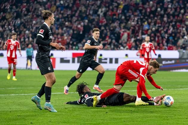 Johan Manzambi (SC Freiburg, 44) versucht Lennart Karl (FC Bayern Muenchen, 42) zu stoppen GER, FC Bayern Muenchen vs. SC Freiburg, Fussball, Bundesliga, 11. Spieltag, Spielzeit 2025 2026, 22.11.2025. (DFL DFB REGULATIONS PROHIBIT ANY USE OF PHOTOGRAPHS as IMAGE SEQUENCES and or QUASI-VIDEO). GER, FC Bayern Muenchen vs. SC Freiburg, Fussball, Bundesliga, 11. Spieltag, Spielzeit 2025 2026, 22.11.2025. Muenchen Copyright: xEibner-Pressefoto HeikexFeinerx EP_HFR