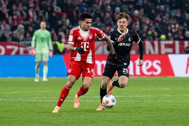 Kampf um den Ball Zweikampf zwischen Luis Diaz (FC Bayern Muenchen, 14) und Philipp Treu (SC Freiburg, 29) GER, FC Bayern Muenchen vs. SC Freiburg, Fussball, Bundesliga, 11. Spieltag, Spielzeit 2025 2026, 22.11.2025. (DFL DFB REGULATIONS PROHIBIT ANY USE OF PHOTOGRAPHS as IMAGE SEQUENCES and or QUASI-VIDEO). GER, FC Bayern Muenchen vs. SC Freiburg, Fussball, Bundesliga, 11. Spieltag, Spielzeit 2025 2026, 22.11.2025. Muenchen Copyright: xEibner-Pressefoto HeikexFeinerx EP_HFR