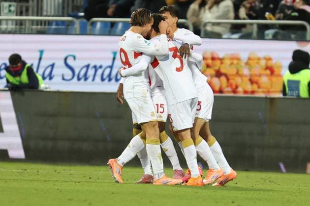 November 22, 2025, Cagliari: Genoa™s Aaron Martin jubilates with his teammates after scoring the 3-3 goal during the Italian Serie A soccer match Cagliari calcio vs Genoa CFC at the Unipol Domus in Cagliari, Italy, 22 November 2025. .ANSA FABIO MURRU Soccer; Serie A:Cagliari Vs Genoa  - ZUMAa110 20251122_zaf_a110_039 Copyright: xFabioxMurrux